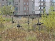 Na peryferiach dzisiejszego miasta pełno jest bezimiennych mogił, oznaczonych krzyżem i numerem, gdzie pochowani są więźniowie GUŁagu. W latach 1938-1960 w okolicach Workuty znajdowało się kilkunastu obozów represji Związku Sowieckiego