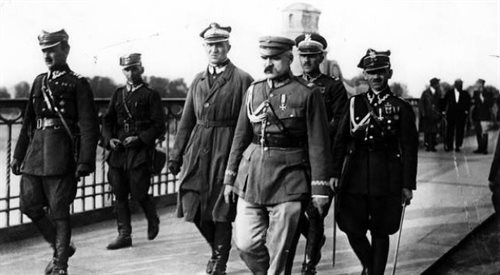 Marszałek Józef Piłsudski przed spotkaniem z prezydentem RP Stanisławem Wojciechowskim na moście Poniatowskiego w czasie przewrotu majowego.