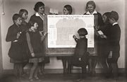 Akcja zbierania funduszy na budowę szkół powszechnych w szkole w Lesznie. Naklejane cegiełki prezentują ilość zebranych przez uczniów pieniędzy, grudzień 1933 r.