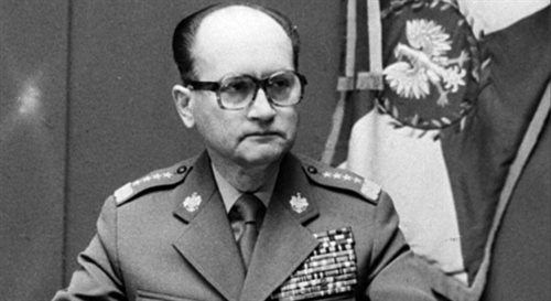 Na zdjęciu archiwalnym z 13.12.1981 r. generał Wojciech Jaruzelski ogłasza stan wojenny