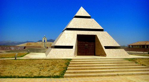 Piramida znajdująca się w Oficjalnym Centrum Świata w kalifornijskim Felicity
