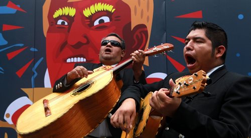 Meksykańscy muzycy pod graffiti z podobizną Trumpa protestują przeciw temu politykowi