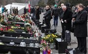 Rodziny ofiar katastrofy oraz przedstawiciele władz państwowych i samorządowych wzięli udział w uroczystościach zorganizowanych na Cmentarzu Woskowym na Powązkach