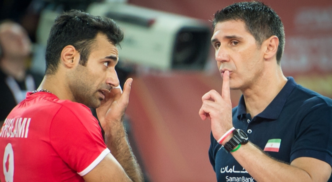Trener reprezentacji Iranu Slobodan Kovac przekazuje uwagi Adelowi Gholamiemu podczas meczu Argentyną