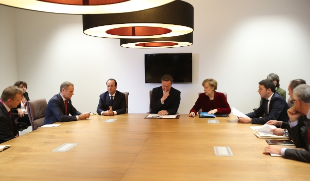 Premier Donald Tusk, prezydent Francji Francois Hollande, premier Wielkiej Brytanii David Cameron, kanclerz Niemiec Angela Merkel oraz premier Włoch Matteo Renzi podczas spotkania przed nadzwyczajnym posiedzeniem Rady Europejskiej w Brukseli