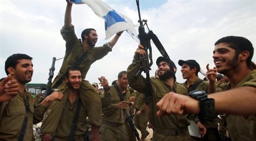 Izraelscy żołnierze cieszą się z zawieszenia broni.