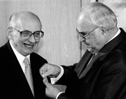 Na zdjęciu archiwalnym z 1997 r. Władyław Bartoszewski i kanclerz Niemiec Helmut Kohl podczas spotkania