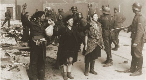 Powstańcy z getta warszawskiegoźr. fotografia z Raportu Stroopa, oryginalny niemiecki podpis: Ci bandyci stawiali zbrojny opór