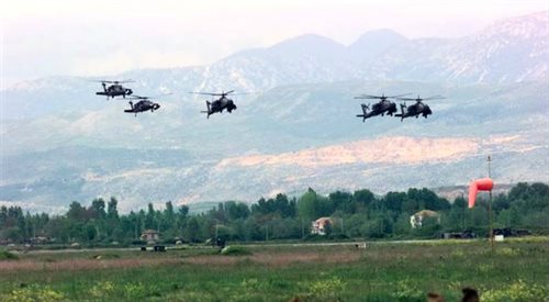Helikoptery UH-60 Blackhawk oraz AH-64A Apache z Zespołu Zadaniowego Hawk podchodzą do lądowania na lotnisku Rinas w Tiranie fot. Wikimedia Commons.