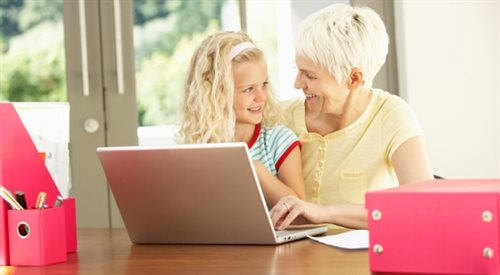 Z pomocą swoich wnuczków seniorzy coraz chętniej sięgają po nowe technologie