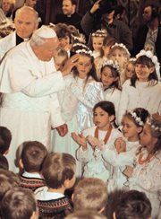 VI pielgrzymka Papieża Jana Pawła II do Polski. Ojciec Święty spotyka się z dziećmi pierwszokomunijnymi w kościele pod wezwaniem Świętej Rodziny. Zakopane, 7 czerwca 1997 r.