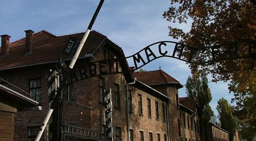Auschwitz to jedno z miejsc, do których w filmie Pizza w Auschwitz powraca główny bohater Danny Chanach