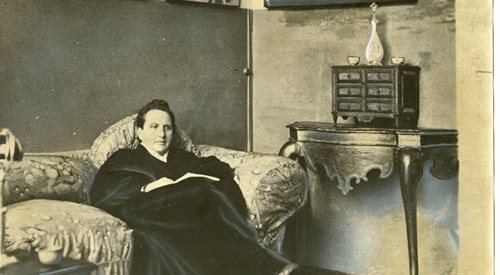 Gertruda Stein w swoim paryskim salonie, 1930