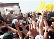 Ojciec Święty przejeżdża wśród tłumu wiernych. Sandomierz, 12.06.1999 