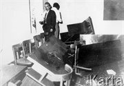 Wnętrza budynku KW PZPR - zdemolowany pokój na piętrze. Radom, 25 czerwca 1976 