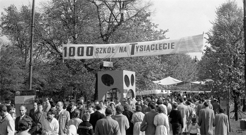 Transparent z hasłem 1000 szkół na Tysiąclecie. Hasło budowy tysiąca szkół na Tysiąclecie Państwa Polskiego, przypadające w 1966 roku, rzucił Władysław Gomułka, 24 września 1958 roku