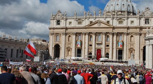 Wierni podczas mszy dziękczynnej za kanonizacje Jana Pawła II i Jana XXIII