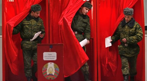 Głosowanie przedterminowe na kilka dni przed właściwym dniem wyborów w Mińsku, w grudniu 2010 roku. Obserwatorzy podkreślają, że głosowanie przedterminowe na Białorusi daje duże pole do różnego rodzaju nadużyć