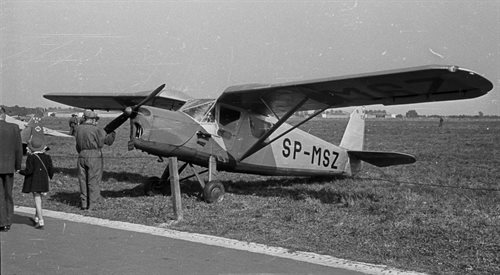 Warszawa, 1948 rok. Na lotnisku Okęcie samolot turystyczny RWD 13
