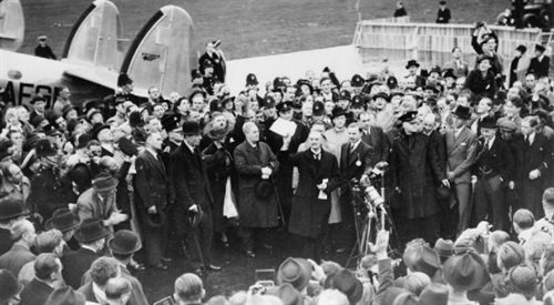 Neville Chamberlain na lotnisku Heston po powrocie z Monachium z tekstem układu monachijskiego w ręku fot. Wikimedia Commons.