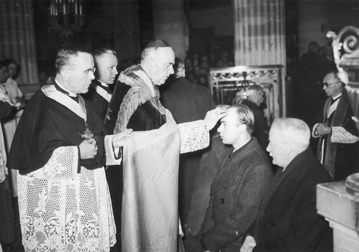 Kardynał Jean Verdier posypuje popiołem głowy wiernych podczas mszy św. w Środę Popielcową. Luty 1938 roku.