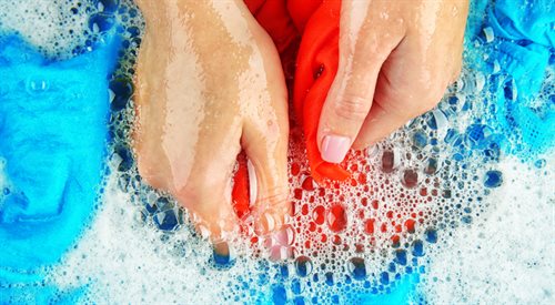 Jak prać, żeby doprać - ręcznie, chemicznie czy w pralce?