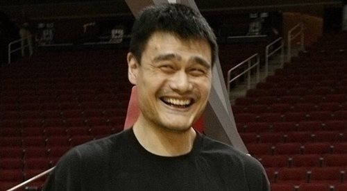 Zdjęcie uśmiechu chińskiego koszykarza,Yao Minga stało się popularnym internetowym memem