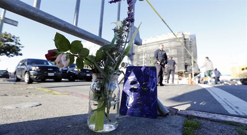 Kwiaty na miejscu tragedii w Oakland