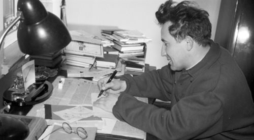 Na zdjęciu archiwalnym z 1956 r. poeta, dramaturg, prozaik, scenarzysta Tadeusz Różewicz