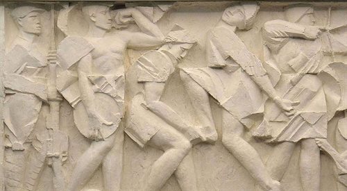 Fragment rzeźby Jana Szczepkowskiego SportPrzysposobienie obronne w gmachu Sejmu (zdjęcie ilustracyjne)