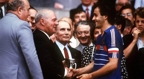 Michel Platini odbiera puchar po zdobyciu mistrzostwa Europy w 1984 roku