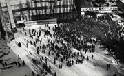 Mieszkańcy gromadzą się na placu pod Pomnikiem Poległych Stoczniowców przed Bramą nr 2 Stoczni Gdańskiej im. Lenina. Gdańsk, 14.12.1981