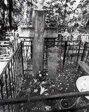 Grób Nadieżdy Mandelsztam oraz symboliczna płyta pamiątkowa Osipa Mandelsztama. Cmentarz Starokuncewski w Moskwie.