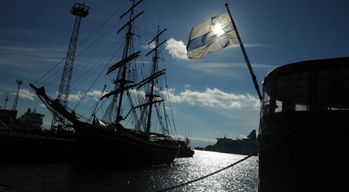 Statki w porcie morskim w Helsinkach, stolicy Finlandii