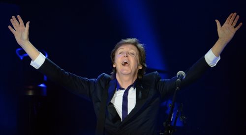 Paul McCartney podczas koncertu na Stadionie Narodowym w Warszawie, 22 czerwca 2013r.. To pierwszy koncert brytyjskiego muzyka w Polsce. Były lider grupy The Beatles występuje ze swoim zespołem w ramach trasy koncertowej Out There.