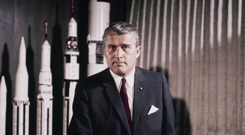 Wernher von Braun  niemiecki uczony. Podczas II wojny światowej współtwórca pocisków V-2, członek partii nazistowskiej, oficer SS. Po wojnie uczestnik amerykańskiego programu kosmicznego
