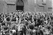 Demonstracja przed katedrą św. Jana Chrzciciela na Starówce. Warszawa, 1.05.1983