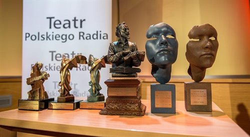 Nagrody za debiuty w Teatrze Polskiego Radia - sześć statuetek w pięciu kategoriach: Arete (dla najlepszego aktora), Don Kichot (dla najlepszego reżysera), Amadeusz (dla najlepszego kompozytora), Talanton (dla najlepszego dramaturga), Aojde (dla najlepszego muzyka)