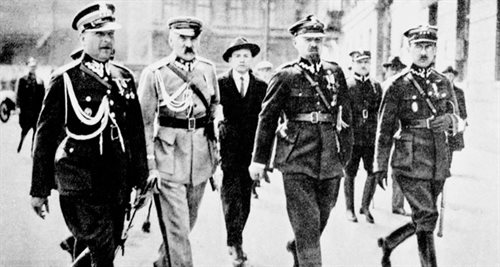 Marszałek Piłsudski z oficerami swego sztabu po przewrocie majowym w 1926 roku. foto: PAPReprodukcja