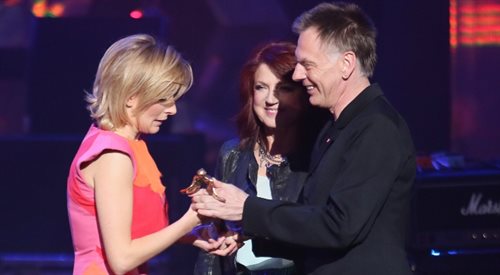 Fryderyka w kategorii artysta roku - muzyka rozrywkowa otrzymała Mela Koteluk (L). Nagrodę wręczyli Tomek Lipiński (P) i Urszula Dudziak (2P)