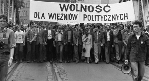 Wrocław, 1981-05-25. Niezależne Zrzeszenie Studentów oraz Solidarność zorganizowały marsz protestacyjny przeciwko przetrzymywaniu więźniów politycznych. Nz. m.in. Władysław Frasyniuk, przewodniczący Zarządu Regionu Dolny Śląsk.