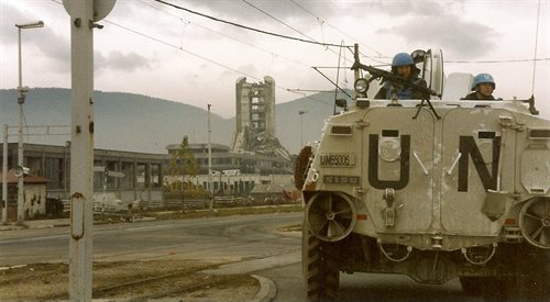 Aleja Snajperów w Sarajewie nadzorowana przez wojska ONZ. Rok 1995
