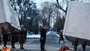 Premier Donald Tusk złożył wieniec pod Pomnikiem Ofiar Katastrofy Smoleńskiej na Cmentarzu Wojskowym na Powązkach. W środę mija trzecia rocznica katastrofy rządowego samolotu TU-154M, w której zginęło 96 osób, w tym prezydent RP Lech Kaczyński.