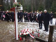 Złożono kwiaty również pod tzw. polskim krzyżem, upamiętniającym pomordowanych przez Stalina Polaków