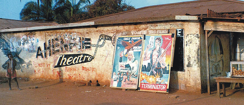 Plakaty filmowe na ghańskiej ulicy