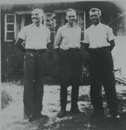 Uciekinierzy z Auschwitz przed domem państwa Serafińskich w Nowym Wiśniczu w lecie 1943 roku. Stoją od lewej: Jan Redzej, Witold Pilecki, Edward Ciesielski