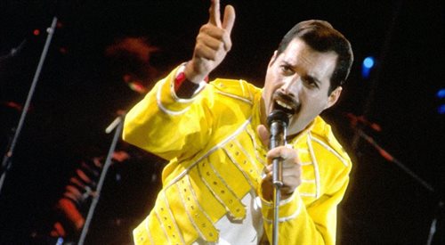 Freddie Mercury podczas jednego z koncertów w latach 80. Już wówczas było wiadomo, że muzyka grupy Queen jest bardzo energetyczna.