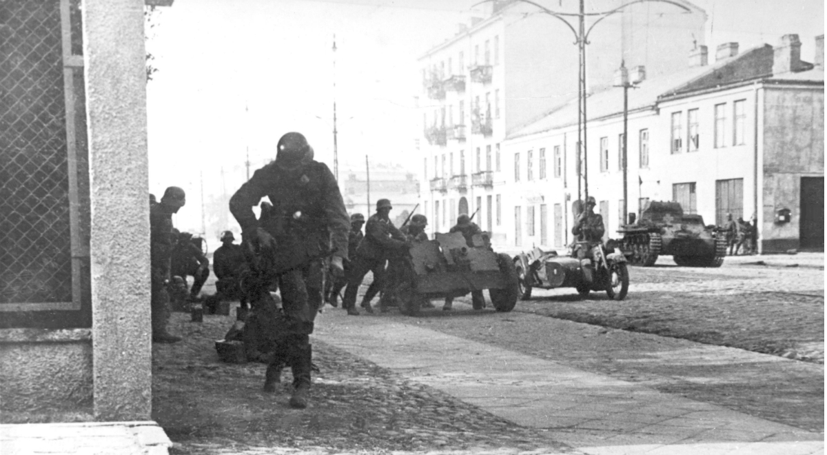 Niemieckie czołgi i strzelcy zmotoryzowani na ul. Grójeckiej w Warszawie, 27 września 1939