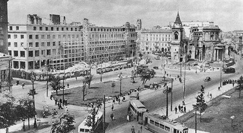 Odbudowa Placu Trzech Krzyży w 1949 roku. W takiej scenerii rozpoczyna się akcja powieści Zły Leopolda Tyrmanda, która stała się pocieszeniem dla dotkniętych wojną i stalinizmem Warszawiaków