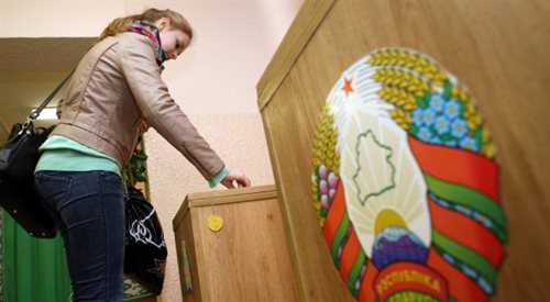 Studentka podczas przedterminowego głosowania (Mińsk)